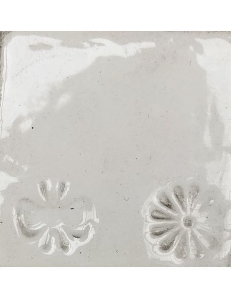 sur faïence blanche