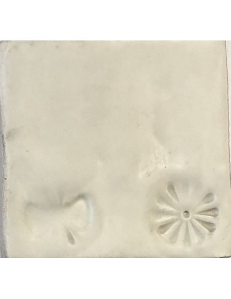 Sur faïence blanche