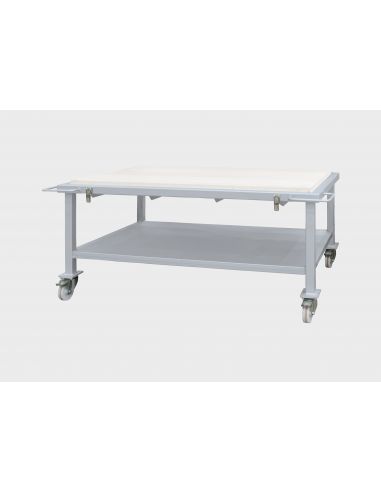 Table sur roulettes facile à manœuvrer