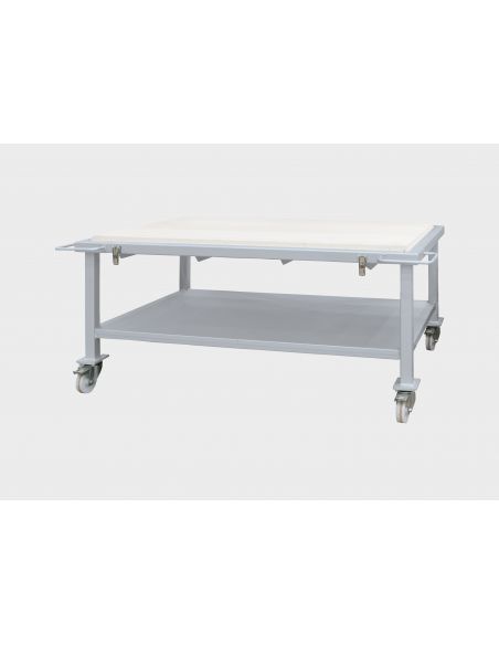 Table sur roulettes facile à manœuvrer