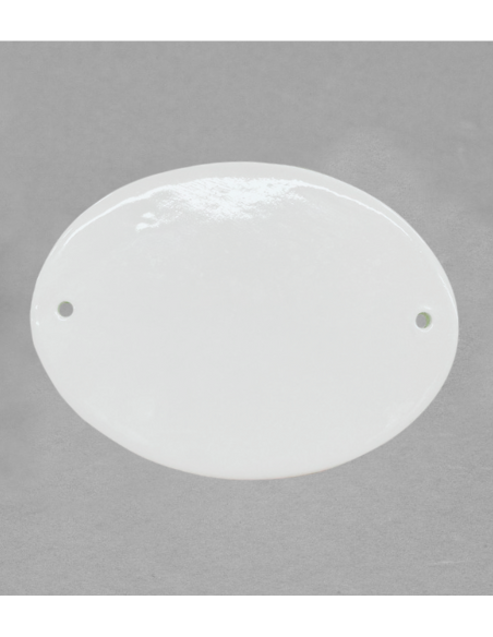 Plaque ovale percée en porcelaine blanche