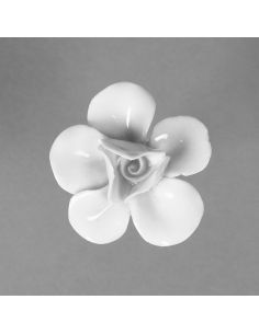 Rose en porcelaine blanche